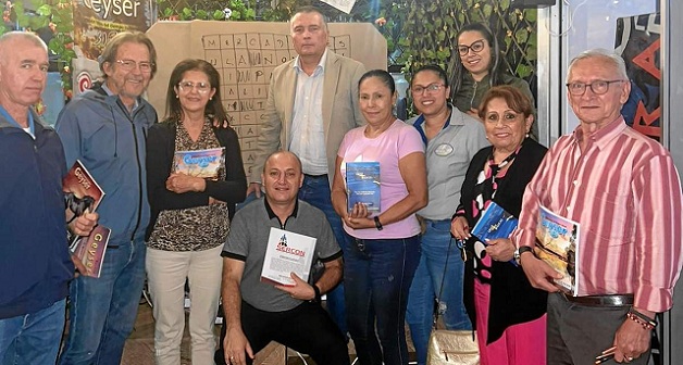 Foto | Lector | LA PATRIA Carlos Eduardo Orozco, fundador y director de la revista Geyser, estuvo acompañado de familiares y amigos durante el homenaje que le ofreció la Librería Ágora de Manizales por los 30 años de publicaciones con la revista.