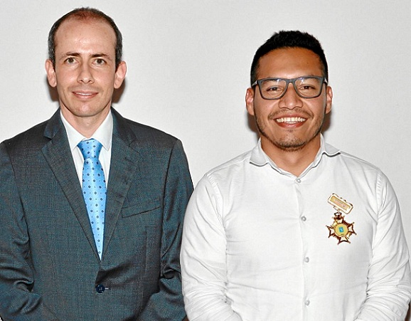 Juan Pablo Ospina Rosas, alcalde de Salamina, y Carlos Ánderson García Guerrero, secretario de Planeación de Caldas, durante el reconocimiento.