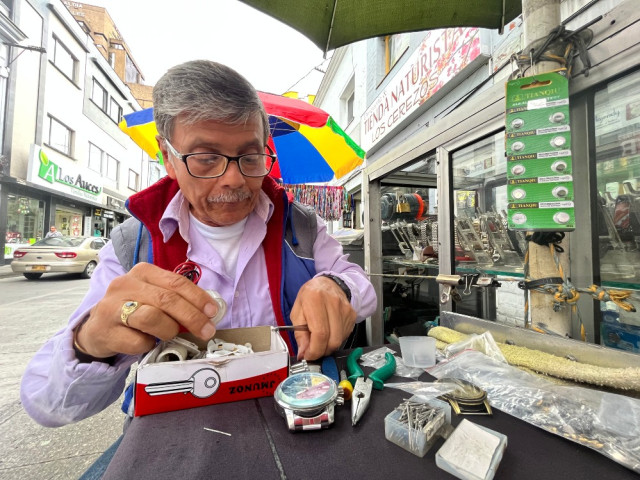 Gilberto Guzmán se dedica hace 35 años a la venta y arreglo de relojes. Se ubica sobre la carrera 21 entre calles 19 y 20.
