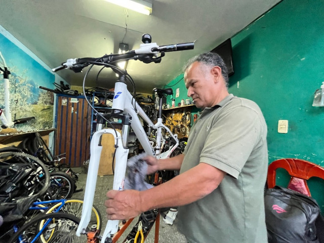 Dorian de Jesús Ríos Londoño le hace el mantenimiento a las bicicletas en su local del barrio Palermo. Hace 44 años se dedica a este oficio.  