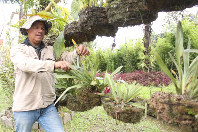 Diego Fernando Valencia es jardinero en la Universidad Autónoma de Manizales donde trabaja hace 3 años. Es padre de 4 hijos.