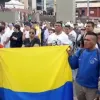 Banderas y camisetas de Colombia se vieron esta mañana en el plantón en la Plaza de Bolívar. 