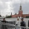 Policías custodiaban ayer la entrada a la Plaza Roja en Moscú. 
