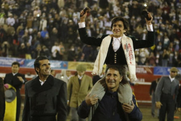 Marco Pérez salió en los hombros del conocido torero César Rincón en el festival taurino del 2022. 