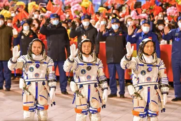 Taikonauts Fei Junlong (d), Deng Qingming (c) y Zhang Lu de la ola de la misión espacial tripulada Shenzhou-15 durante una ceremonia de despedida en el Centro de Lanzamiento de Satélites de Jiuquan en Jiuquan, China.