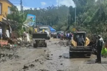 En el kilómetro 5 de la vía Bogotá-La Calera, después del peaje, ocurrió el deslizamiento con un saldo de dos muertos y dos desaparecidos.