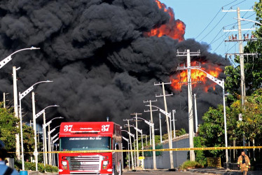 La conflagración obligó a la suspensión de las actividades portuarias de la capital atlanticense.