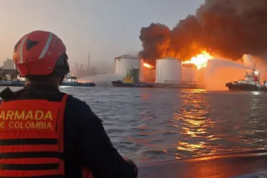 Fotografía cedida por la Armada de Colombia que muestra el incendio en un depósito de combustible junto al río Magdalena, el miércoles, en Barranquilla.