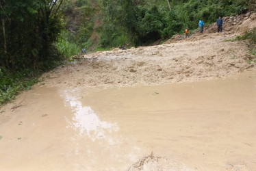 Vías en Pácora afectadas por las lluvias
