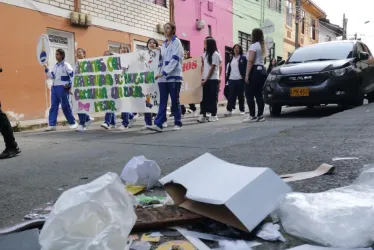 La Divina Providencia y el Instituto Manizales salieron a las calles para concientizar a los habitantes del sector sobre el buen manejo de los residuos.
