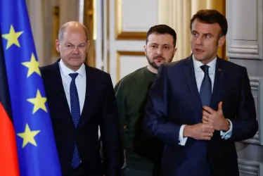 El presidente francés, Emmanuel Macron (d), el presidente de Ucrania Volodymyr Zelensky (c) y el canciller alemán, Olaf Scholz (i), llegan para dar una declaración conjunta en el Palacio del Elíseo en París, Francia, este jueves.
