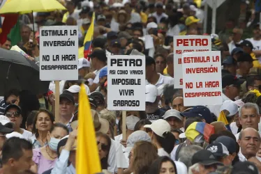 Miles de personas participan en una marcha contra las reformas del Gobierno del presidente, Gustavo Petro, hoy en las calles de Medellín.
