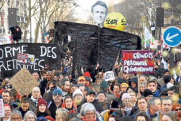 Foto | Tomada https://www.rtve.es/noticias/20230207/francia-protestas-pensiones-macron | LAPATRIA En una encuesta del instituto demoscópico Ifop publicada ayer domingo, un 68 % de los interrogados percibieron como negativa la reforma. Sólo un 32% está a favor.