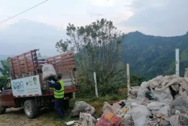 Con puntos de acopio se organiza la recolección de basuras por primera vez en las áreas rurales de Neira.