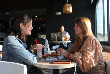Liliana Gómez y Danna Ocampo (izquierda) disfrutan del atardecer y de un granizado de café en Boutique Coffee.