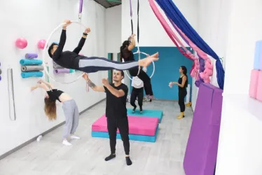 La academia de danza y acrobacias aéreas Más Alto está impulsando en la ciudad el deporte de la Danza Aérea. Allí practican en las telas, lyras, straps y trapecios su deporte.