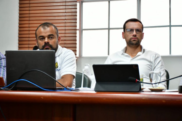 Félix Ricardo Giraldo (izquierda), jefe de la Unidad de Gestión del Riesgo de Caldas, y Luis Carlos Velásquez, gobernador, en el Consejo Departamental de Gestión del Riesgo.