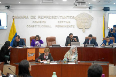 Los ministros de Interior y Salud, Alfonso Prada y Carolina Corcho, durante el debate que finalmente fue suspendido.