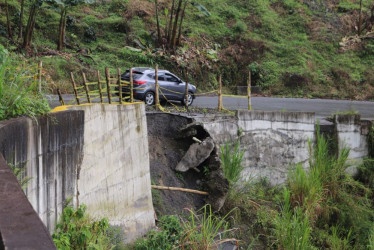 Los pensilvanenses denuncian el deterioro de la vía que comunica al municipio con Manizales y Bogotá. Un muro de concreto podría desbordarse y hay huecos prolongados en la carretera. Exigen mantenimiento al Gobierno, antes de una tragedia. 