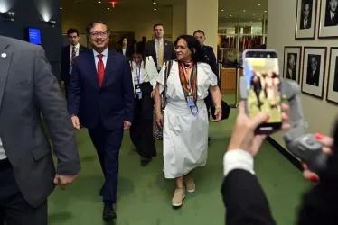 Foto | EFE | LA PATRIA El presidente, Gustavo Petro, y la embajadora del país ante la ONU, Leonor Zalabata, a su llegada hoy a la sede de las Naciones Unidas en Nueva York (EE.UU.).