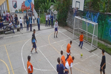 La I.E.R. San Peregrino realizó un partido de fútbol de interclases el 11 de abril, en el cual participaron los estudiantes de los grados sexto y décimo dos. En un segundo encuentro, décimo acabó llevándose su segunda victoria.