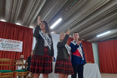 Paulina Morales Gómez, Manuela Vasco y Steveen Rendón durante la posesión del Gobierno.