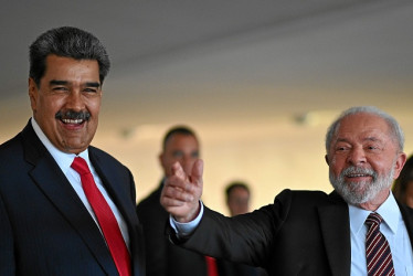 Foto | EFE | LA PATRIA El presidente de Brasil, Luiz Inácio Lula da Silva, recibió ayer a su homólogo venezolano, Nicolás Maduro, y criticó las sanciones impuestas a ese país en los últimos años, aunque aclaró que de él dependerá que Venezuela tenga en 2024 unas elecciones "libres".