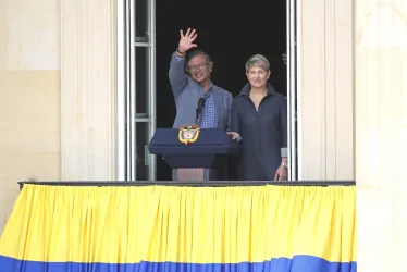 El presidente de Colombia, Gustavo Petro (i), saluda junto a su esposa, Verónica Alcocer, antes de pronunciar un discurso desde la Casa de Nariño en Bogotá.
