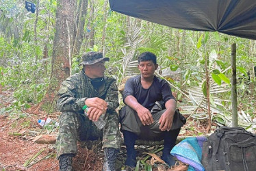 Foto | EFE | LA PATRIA  Manuel Ranoque, padre de los cuatro niños desaparecidos tras el siniestro aéreo del Cessna 206, habla con un integrante del Ejército, en medio de la selva donde busca a sus hijos.
