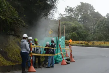 El lunes habían funcionarios de las distintas entidades en el sitio de la emanación de gases en Cerro Bravo. 