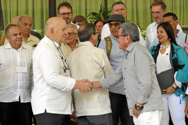 Otty Patiño (izquierda), delegado del Gobierno Colombiano, y el negociador jefe del Eln, Israel Ramírez, alias Pablo Beltrán, se saludan durante el inicio del tercer ciclo de los diálogos de Paz entre el Gobierno nacional y esta guerrilla, en La Habana (Cuba).