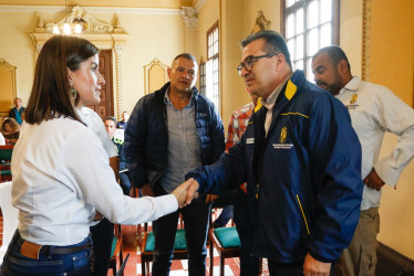 Olmedo López, director de la Unidad Nacional de Gestión del Riesgo de Desastres, saluda a su homóloga en Manizales, Alexa Morales. Detrás, a la derecha, también está el jefe departamental, Félix Ricardo Giraldo.