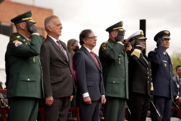 El presidente Gustavo Petro (centro) durante el aniversario 72 del Comando General de las Fuerzas Militares. Al acto lo acompañó el ministro de Defensa, Iván Velásquez (segundo de izquierda a derecha).