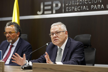 El ministro de Justicia, Néstor Osuna (derecha), habló este martes en rueda de prensa conjunta con el magistrado Roberto Carlos Vidal, presidente de la Jurisdicción Especial para la Paz (JEP), en Bogotá. 