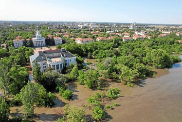 Inundaciones en Nueva Kajovka, ciudad ocupada donde hay un gobierno instalado por Moscú, tras la destrucción ayer de una de las mayores y más importantes presas de Ucrania.