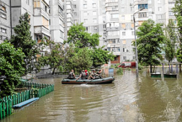 Fotos | EFE | LA PATRIA  Los residentes usan un bote de goma para evacuar una zona inundada de Jersón (Ucrania)