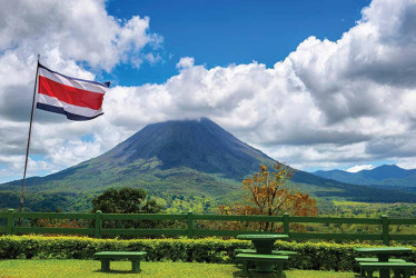 La bandera costarricense, con el volcán Arenal en segundo plano.
