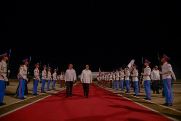 El presidente, Gustavo Petro, en su llegada anoche a La Habana (Cuba).