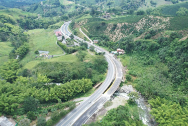 Se estima que unos 10 mil vehículos transitan a diario por este tramo entre Chinchiná (Caldas) y Santa Rosa de Cabal (Risaralda).