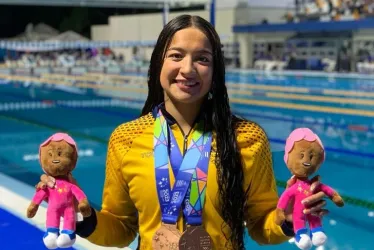 Stefanía Gómez con las dos medallas del día en la natación de los Juegos Centroamericanos y del Caribe en El Salvador: 50 metros pecho y 200 combinado.