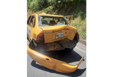 Moto chocó contra un taxi en la vía Panamericana, en Manizales 