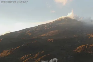 Vista del volcán Nevado del Ruiz ayer desde el cerro Gualí. 