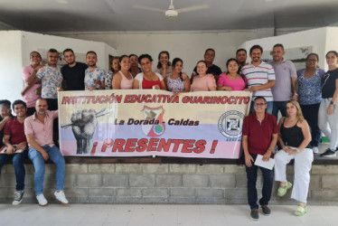 Maestros en Guarinocito, centro poblado de La Dorada, también protestaron ayer. 
