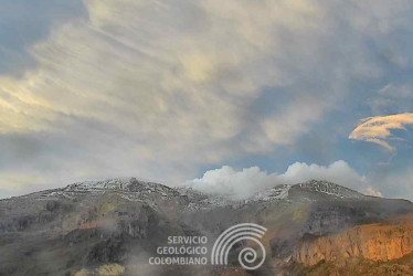 Así lucía en la mañana de este sábado el volcán Nevado del Ruiz desde el cerro Piraña y el cañón del río Azufrado.