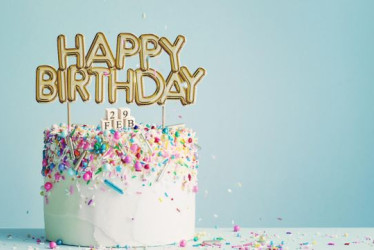 Torta de cumpleaños que dice "Happy Birthday" con un "29 FEB" encima.