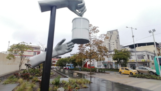 Por fin la lámpara al monumento de las manos en el bulevar de la 48