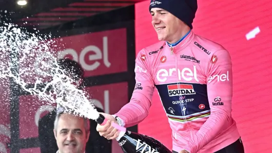 Evenepoel gana la crono y se viste de rosa en el Giro de Italia