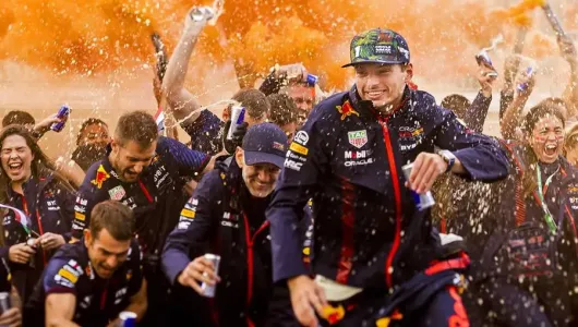 Alonso pone la música en la fiesta de Verstappen en el Gran Premio de los Países Bajos
