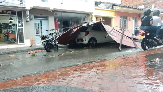 Un herido, 15 barrios y seis veredas resultaron afectados tras vendaval en Supía (Caldas)