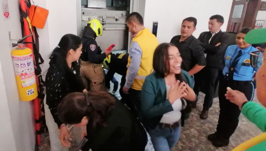 Ascensor del antiguo edificio de la Licorera vuelve a fallar con personas adentro